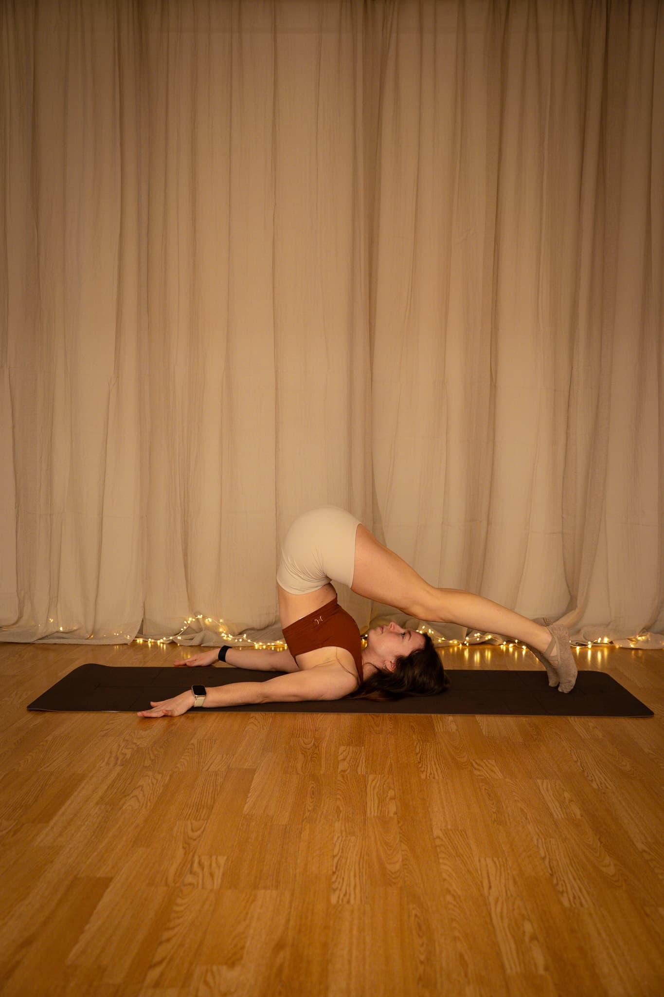 Urša vodi pilates vadbo na blazini za Align Online